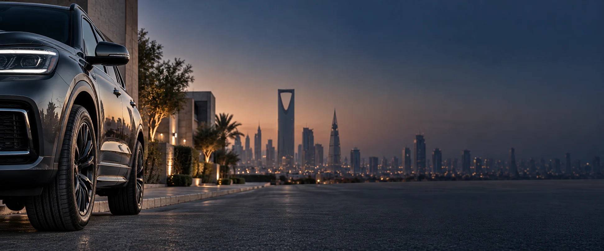 عروض كفرات الرياض: سيارة SUV أمام أفق الرياض وبرج المملكة